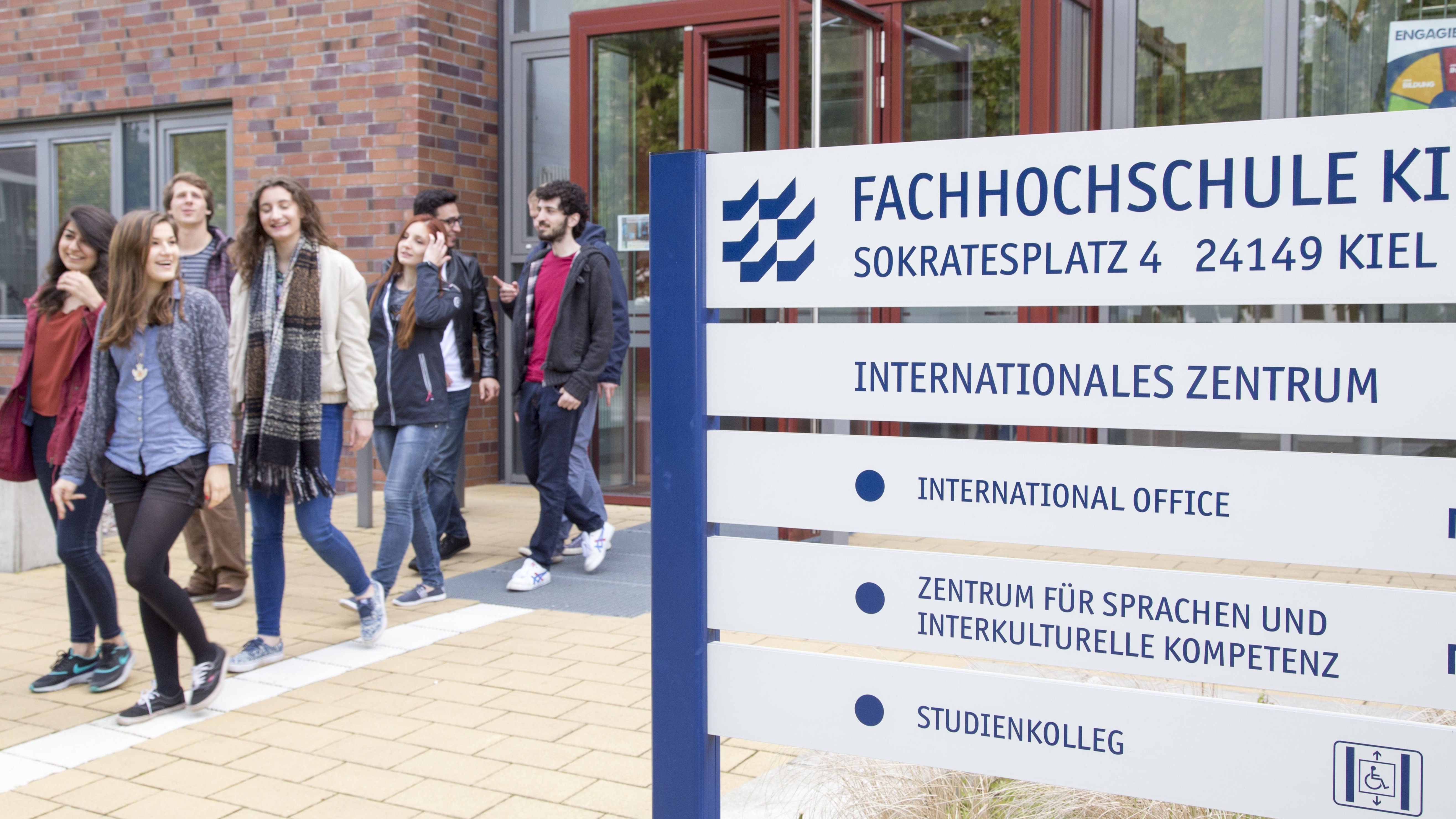 Studierende vor dem International Office der FH Kiel