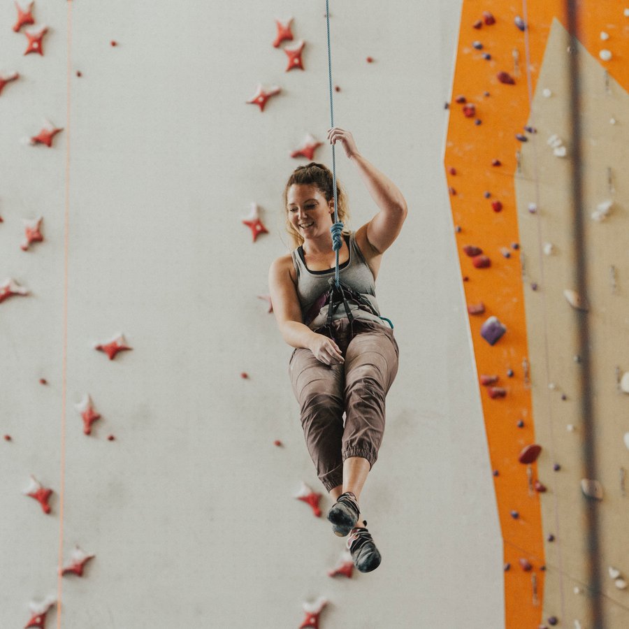 Frau im Kletterpark