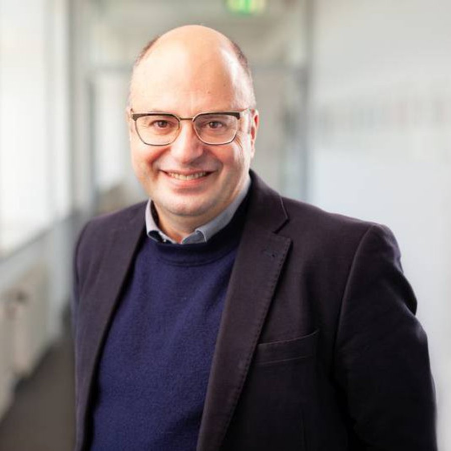 Portraitfoto von Prof. Vassilis Tsianos.