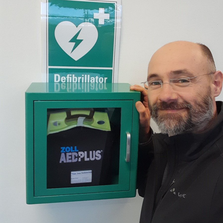 Prof. Dr. Kay Schmidt-Rethmeier am neuen Defibrillator