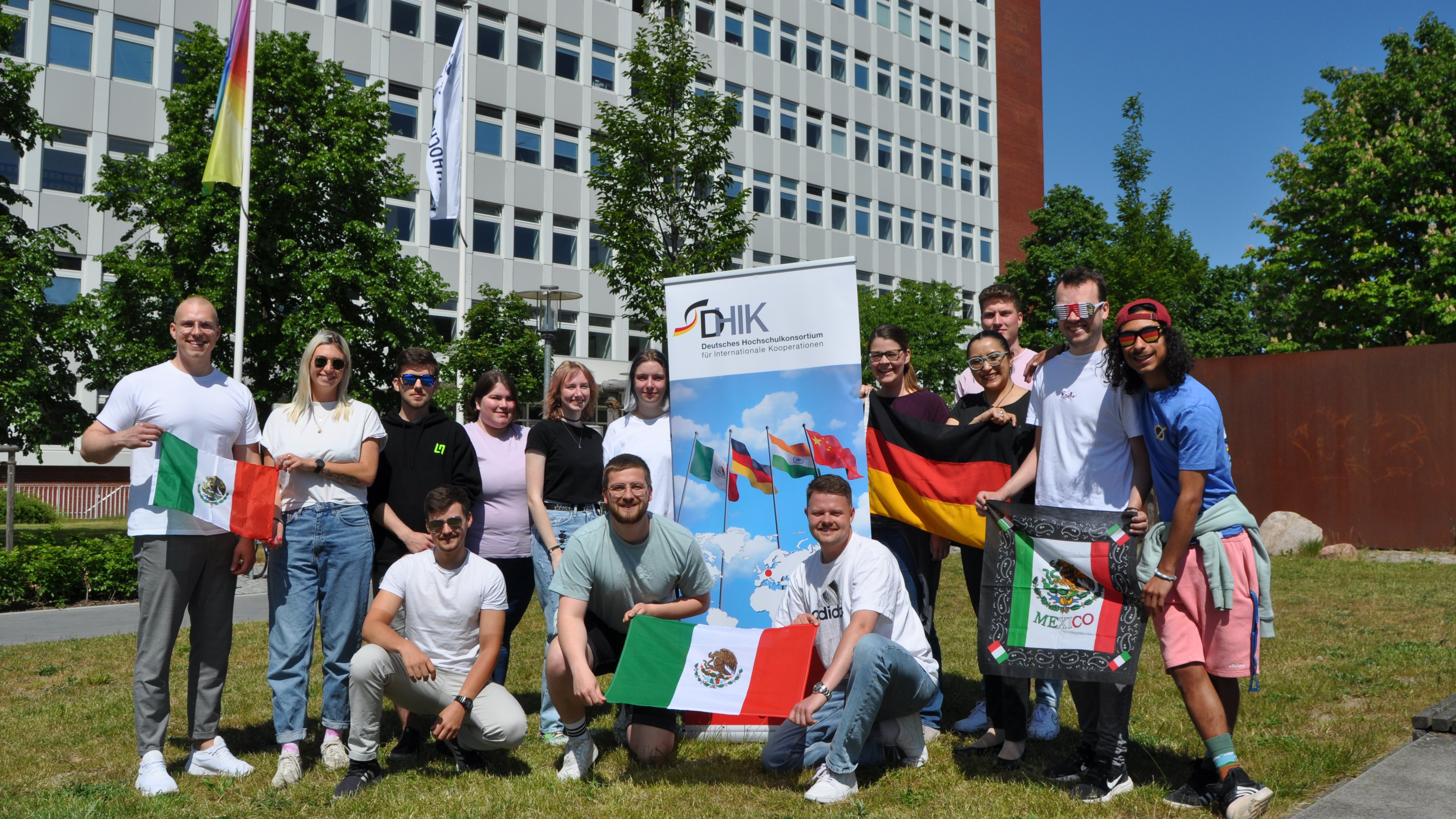 die Teilnehmenden des interkulturellen Trainings an der FH Kiel vor dem Gebäude C03 am Sokratesplatz