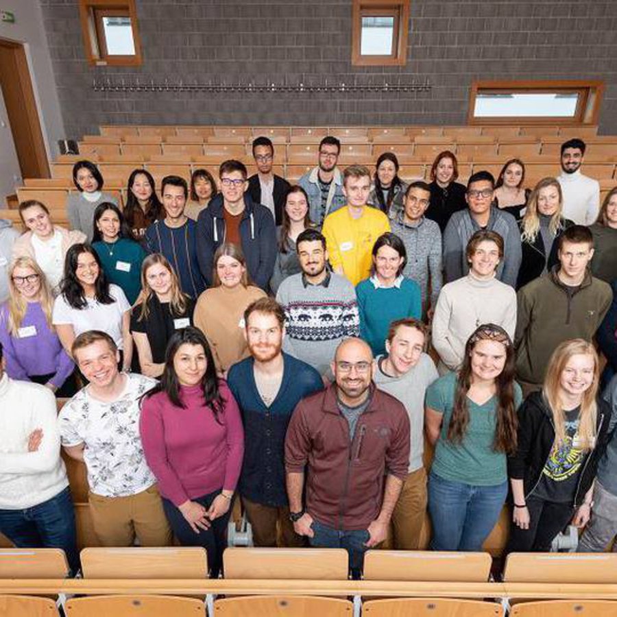 Menschengruppe im Hörsaal