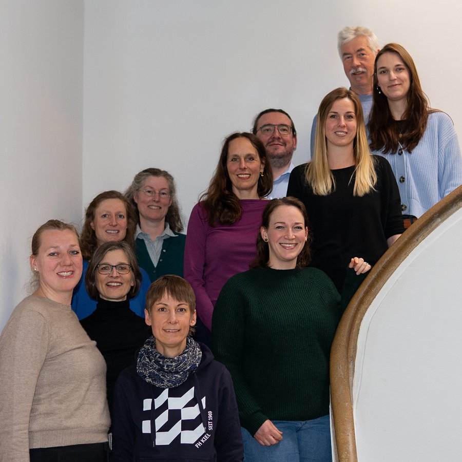 Frauen und Männer aus dem ZLL-Team der FH Kiel, die an der Broschüre mitgewirkt haben