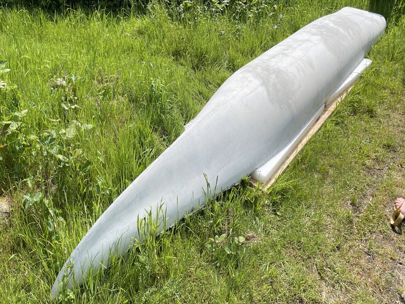 Betonkanu aus Wiese
