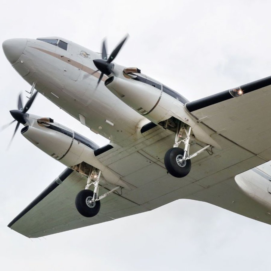 Flugzeug von unten aus fotografiert, kurz nach Start