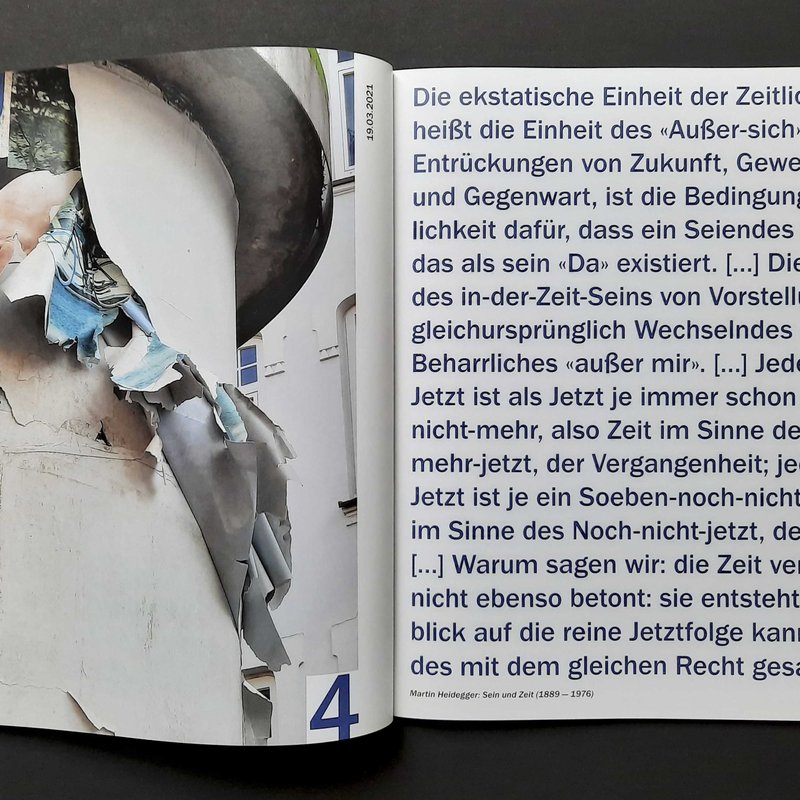 Eine Aufnahme aus dem Künstlerbuch Falten der Zeit. Auf der linken Seite die Fotografie einer Litfaßsäule, auf der rechten ein Zitat des Philosophen Martin Heidegger. Foto: Vladimir Sitnikov.