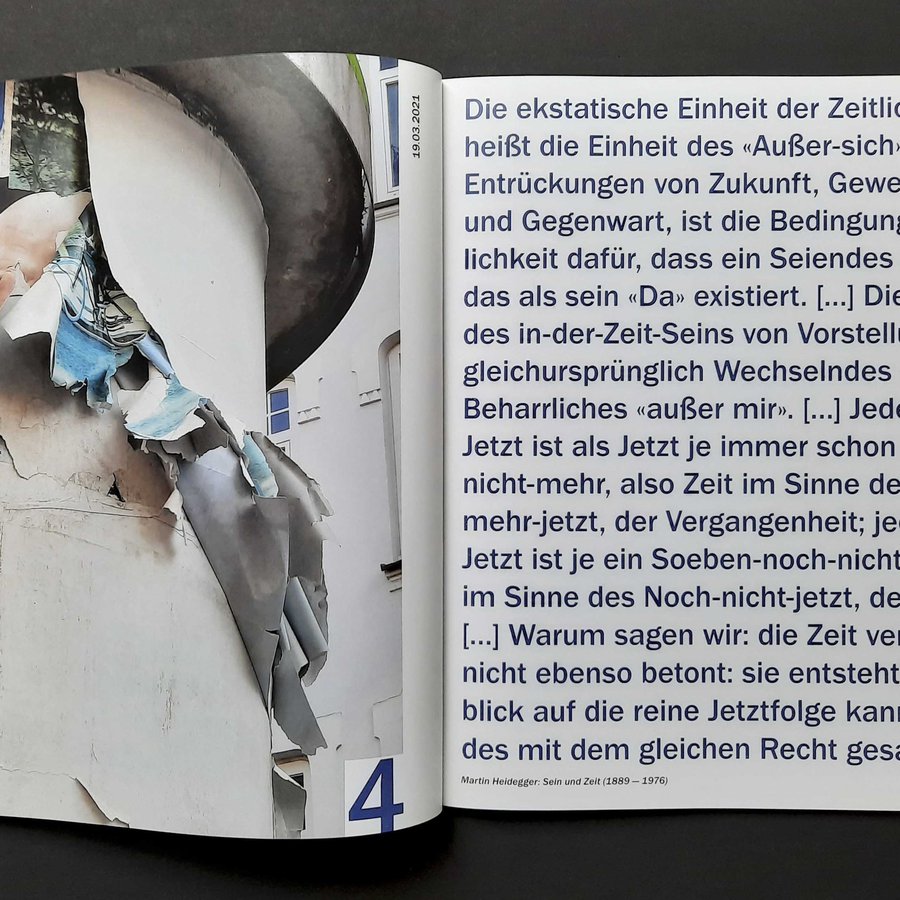Eine Aufnahme aus dem Künstlerbuch Falten der Zeit. Auf der linken Seite die Fotografie einer Litfaßsäule, auf der rechten ein Zitat des Philosophen Martin Heidegger.