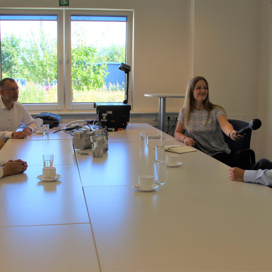 Menschen, die an einem Konferenztisch sitzen