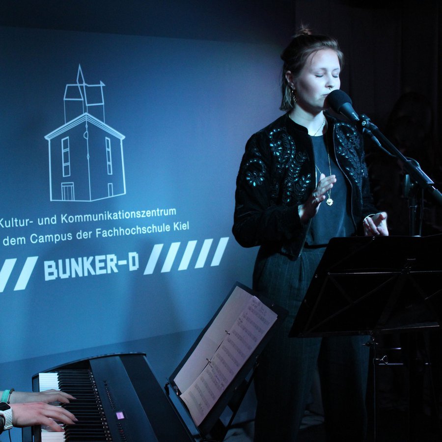 Frau am Mikro und Mann am Keyboard