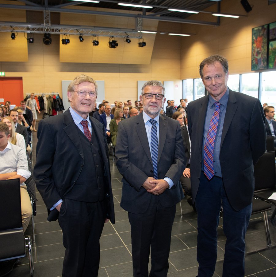 Freuen sich über die stolze Zahl von 50 Deutschlandstipendien für Studierende der FH Kiel: (v.l.) Dr. Christian Zöllner, Geschäftsführer der Werner-Petersen-Stiftung, Dr. h. c. Klaus-Jürgen Wichmann, Vorsitzender der Werner-Petersen-Stiftung, und Prof. Dr. Udo Beer, Präsident der Fachhochschule Kiel.