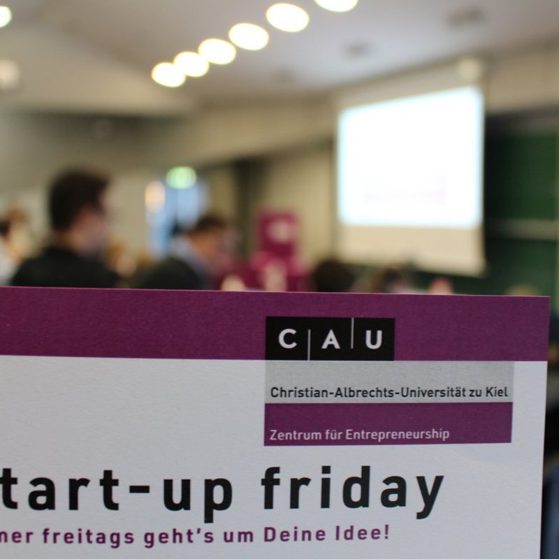 Ein in einer Glasscheibe hängender Flyer mit der Aufschrift "start-up friday".