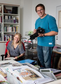 Lyssa Plothe und Andreas Diekötter bei den Vorbereitungen für die Artikel-Reihe "Atelierbesuch"