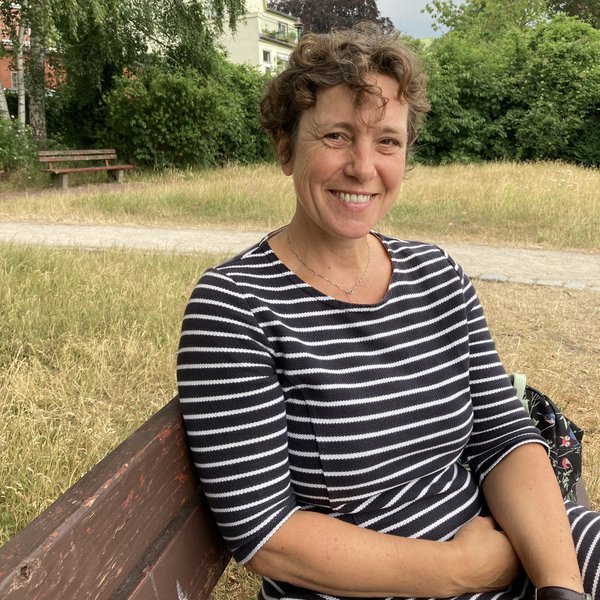 FH-Alumna Tanja Krampen sitzt auf einer Bank