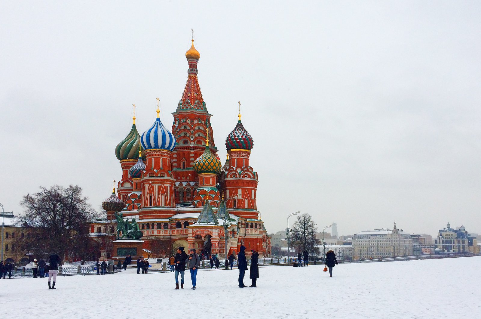 Der Kreml, von Schnee umgeben.