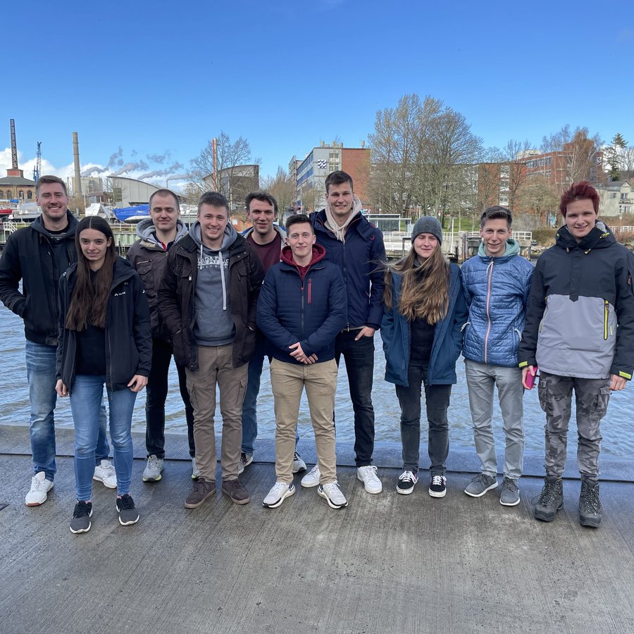 Die Mannschaft, die die Fahne der Fachhochschule Kiel auf der diesjährigen Betonkanuregatta hochhält. (Foto: Reichling)