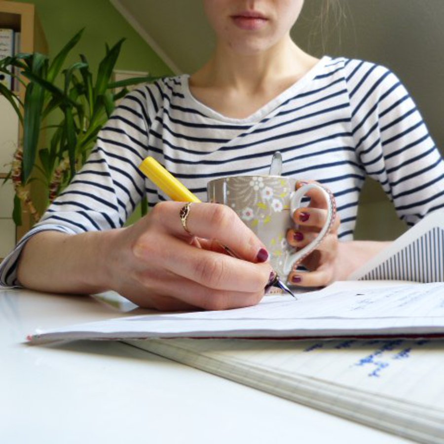 Frau mit Stift in der Hand