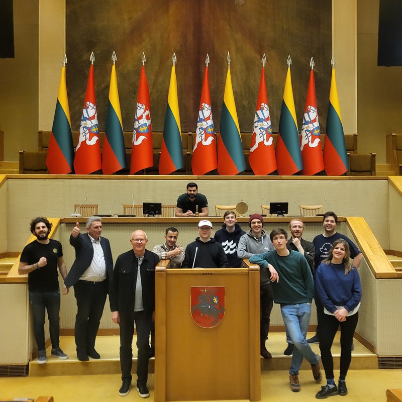 Eine Gruppe Menschen im litauischen Parlament