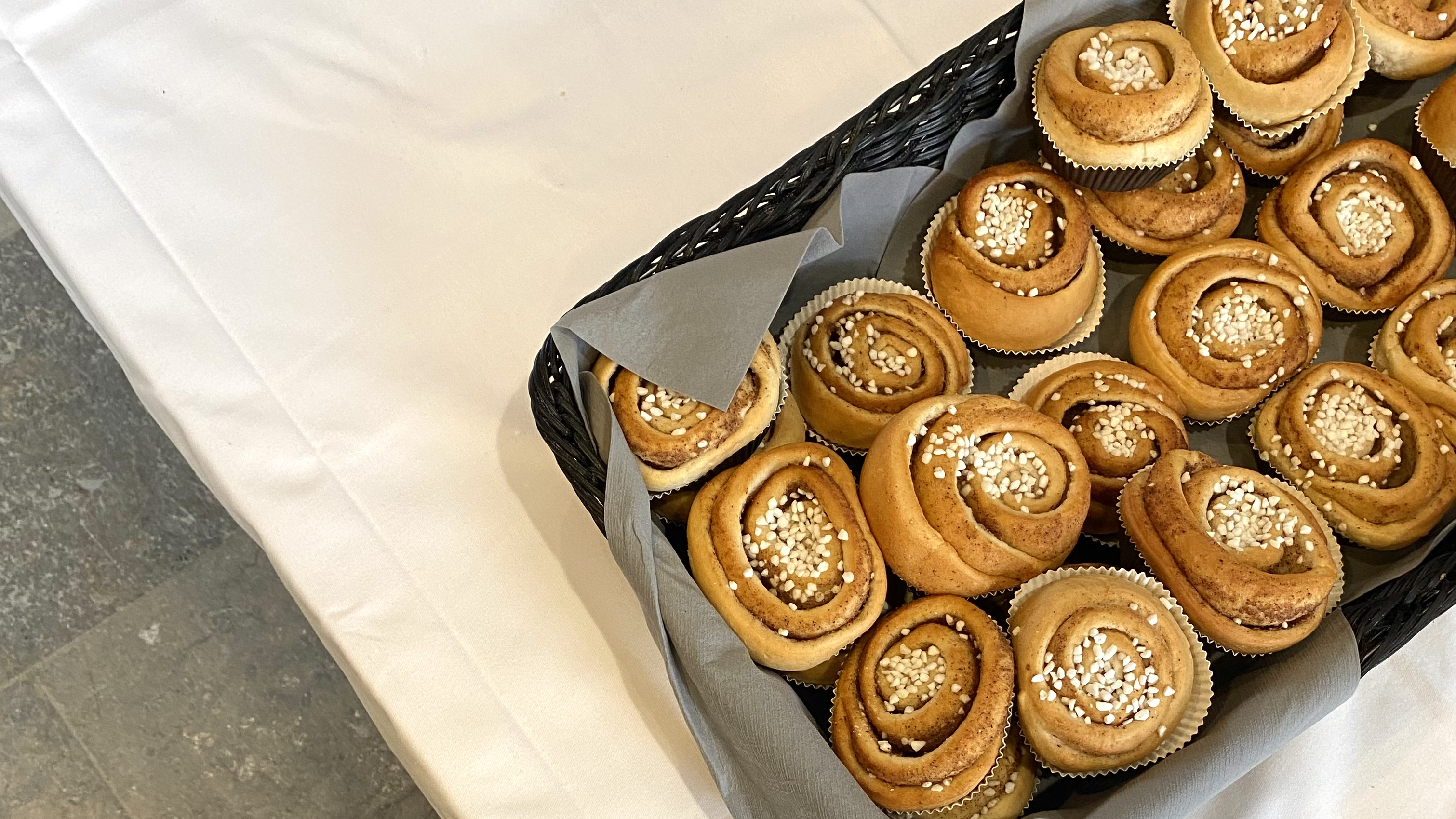 ein Brotkorb gefüllt mit schwedischen Zimtschnecken