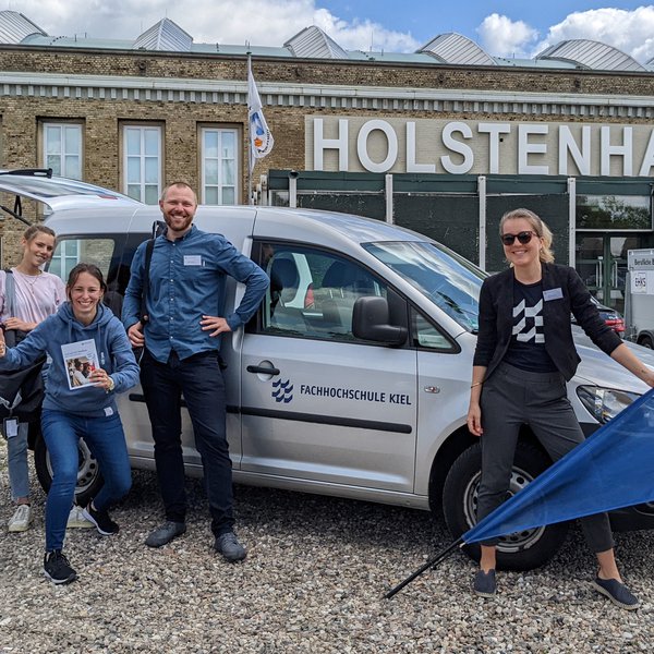 Menschen vor einem Auto