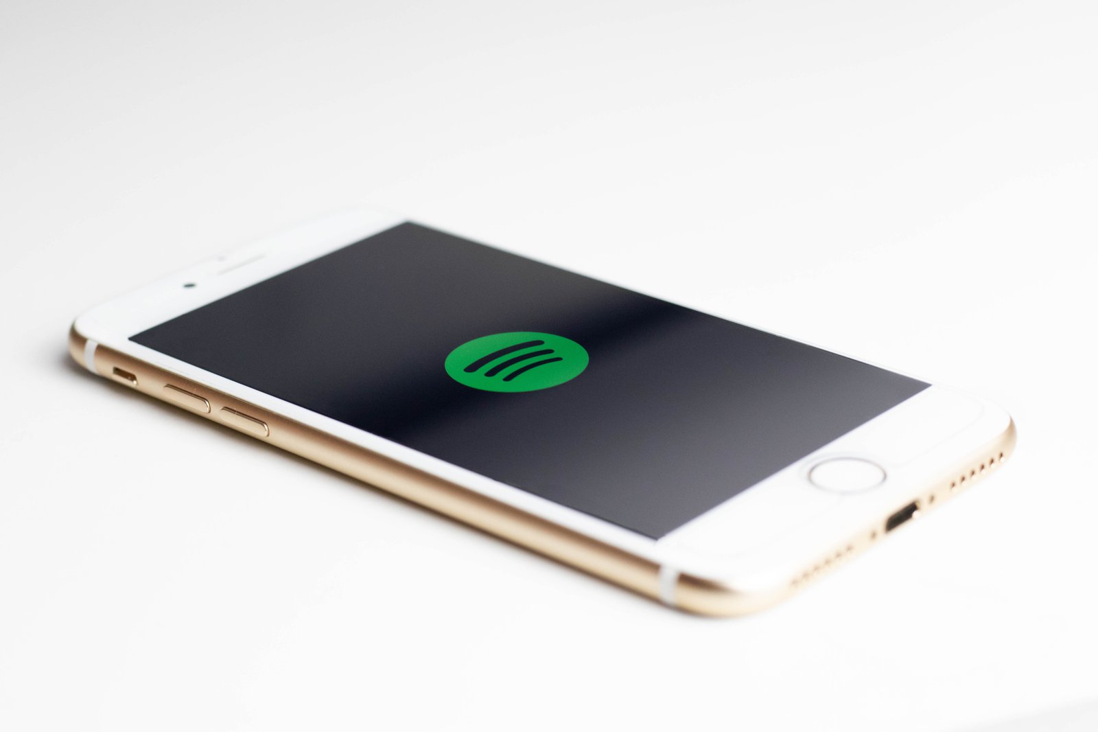 Ein iPhone auf dem das Spotify Logo zu sehen ist.