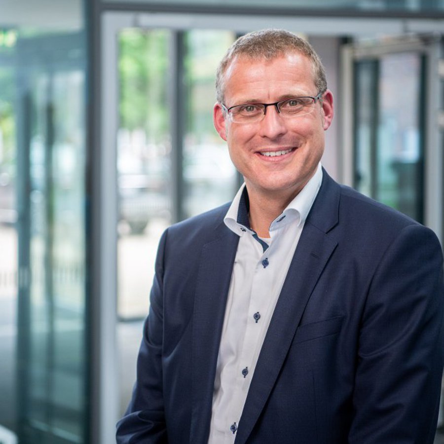 Prof. Dr. Björn Christensen im Foyer des Mehrzweckgebäudesa 