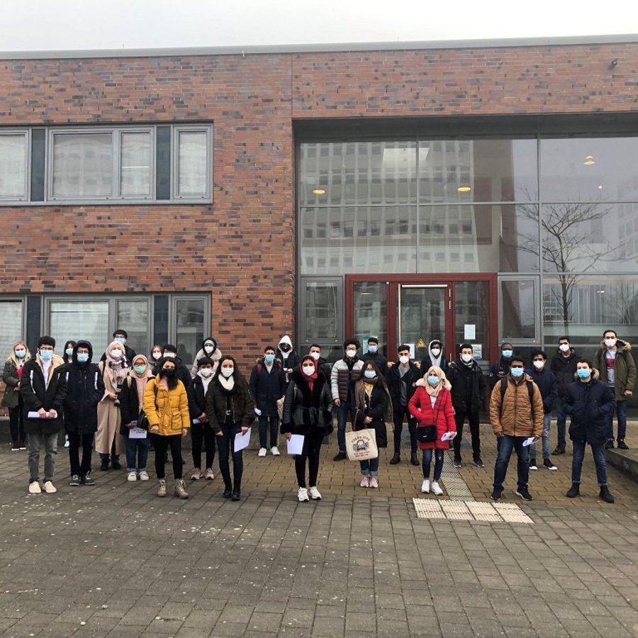 Die Kollegiatinnen und Kollegiaten stehen vor dem Studienkolleg der Fachhochschule Kiel. Foto: FH Kiel stehen vor dem   