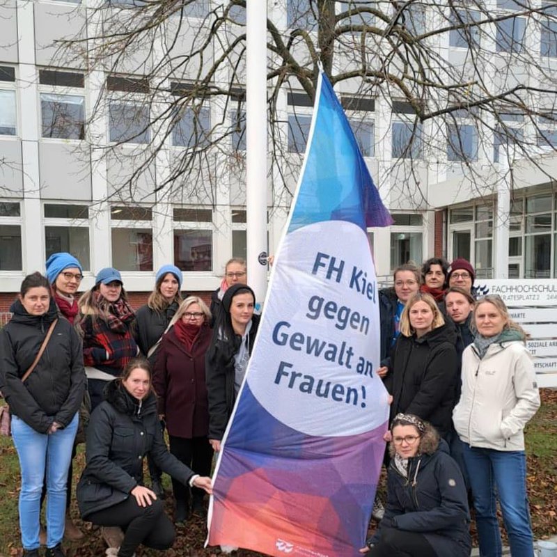 Frauen mit einer Fahne.