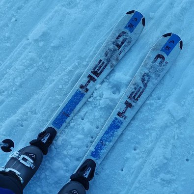 Skiier auf einer Abfahrtpiste