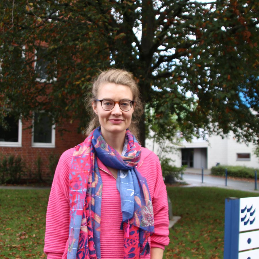 Isabelle Süßmann vor dem Gebäude der Zentralverwaltung.