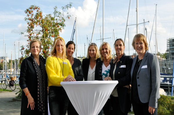 Ein starkes Team für eine erfolgreiche Veranstaltung zur Digitalen Woche: (v.l.) Kathrin Reinicke, Anna Frahm, Dr. Marike Schmeck, Dr. Britta Thege, Marion Mayr-Tschofening, Regine Schlicht und Prof. Dr. Doris Weßels. Foto: Hiller