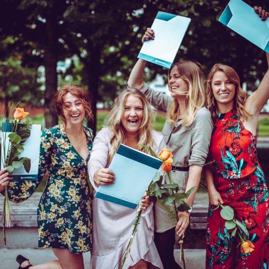 jubelnde Frauen mit Mappen in der Hand