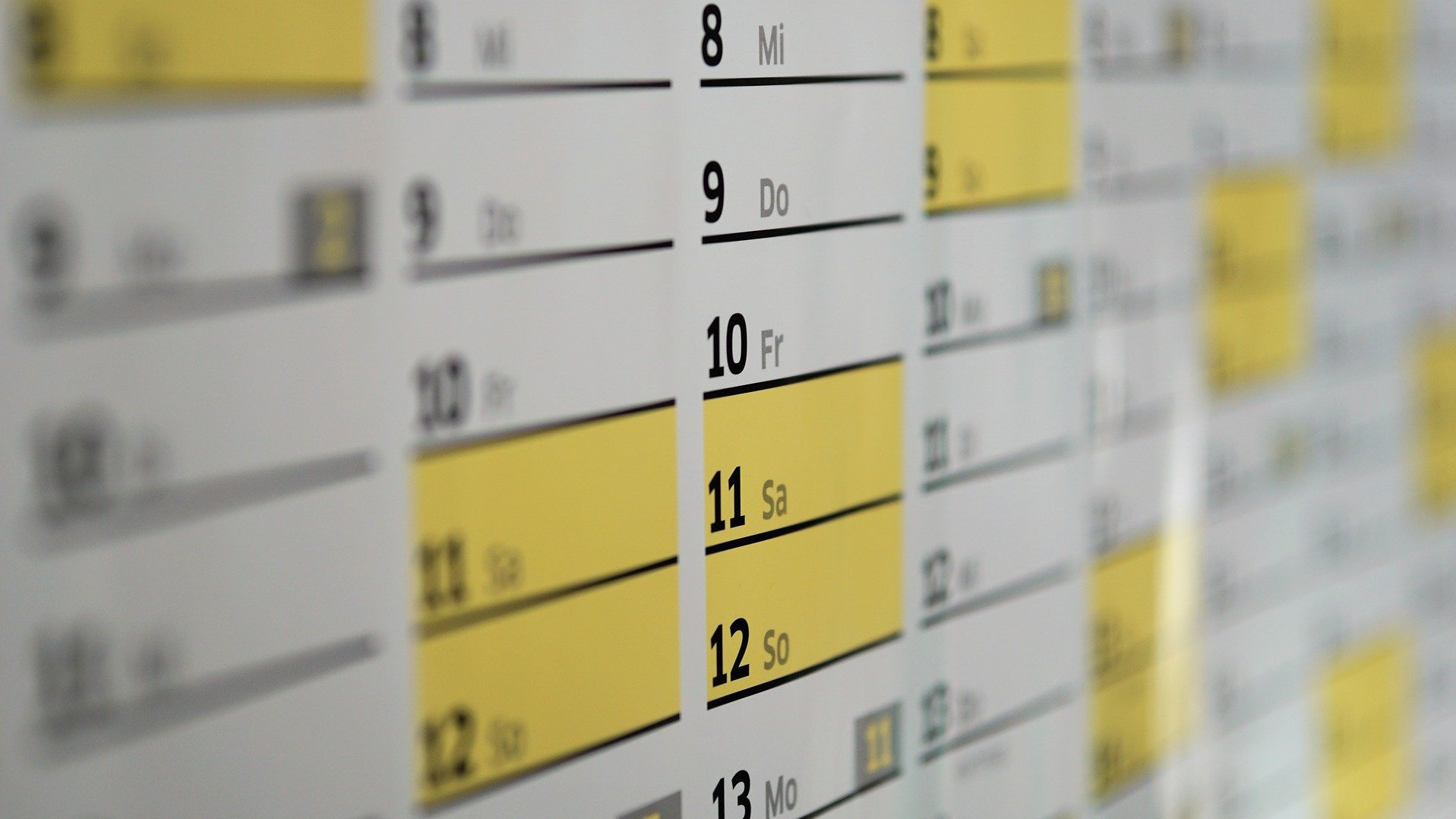 Ausschnitt eines Wandkalender, gelb-weiß