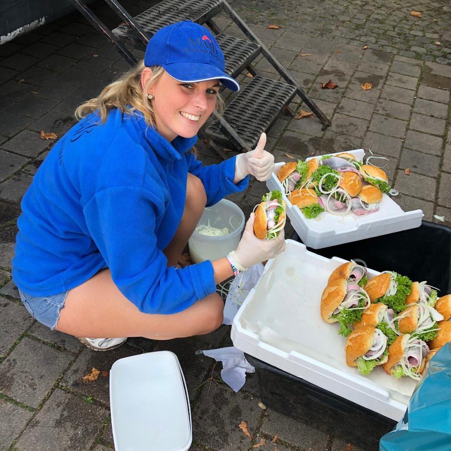 Eine Frau mit Fischbrötchenbox