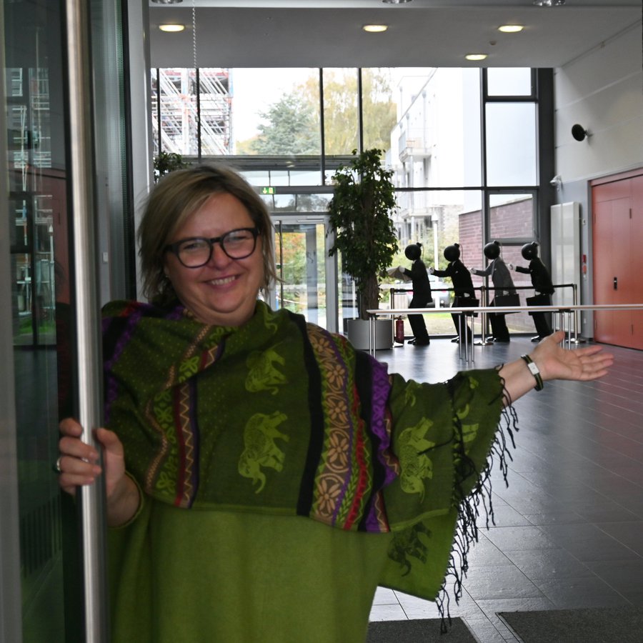 Tanja Zehmke, Projektleitung Betriebliches Gesundheitsmanagement, in der offenen Tür zum Foyer des Audimax der FH Kiel