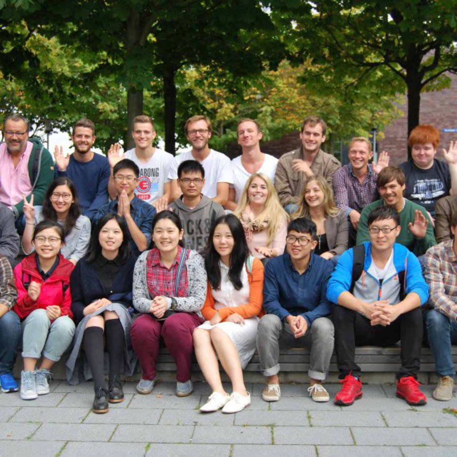 Eine gemischte Gruppe europäischer und asiatischer Studierender.