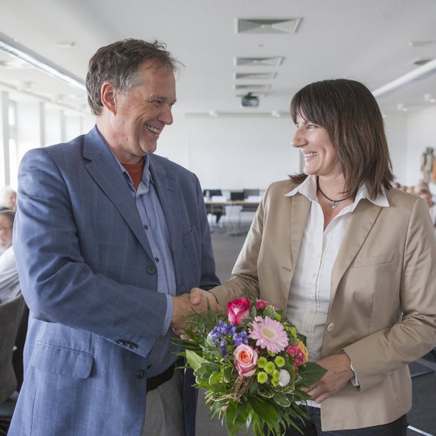 FH-Präsident Prof. Dr. Udo Beer gratuliert Prof. Dr. Marita Sperga 