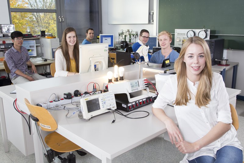 Studierende der Fachhochschule Kiel in einem Labor des Fachbereichs Informatik und Elektrotechnik