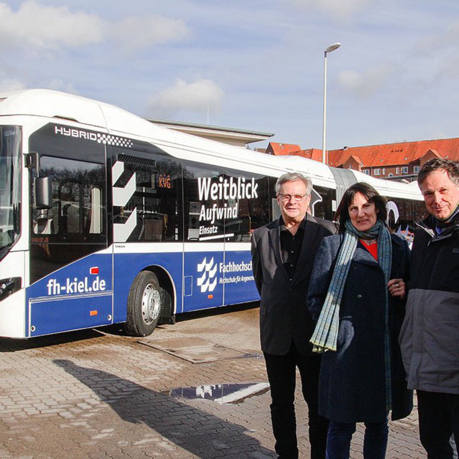 Menschen vor Bus