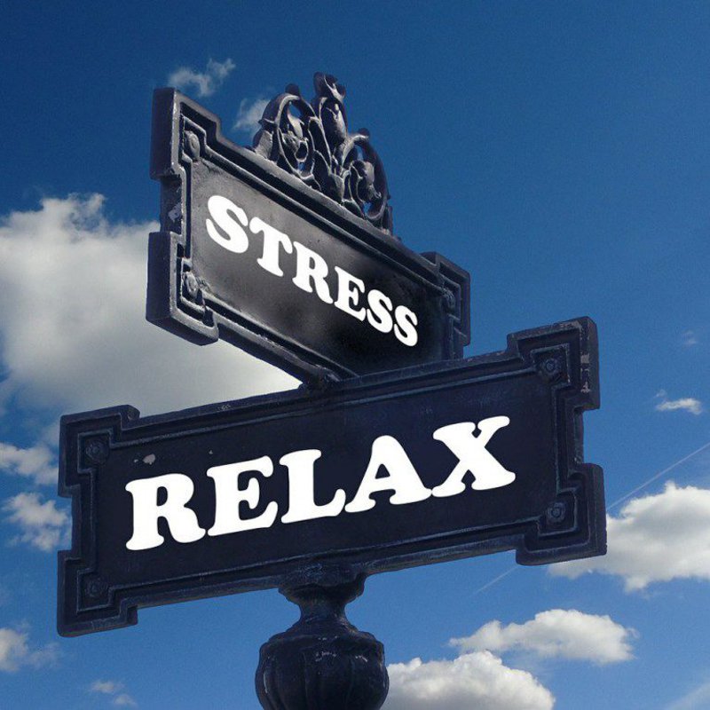 Strassenschilder mit den Aufschriften "Stress" und "Relax".