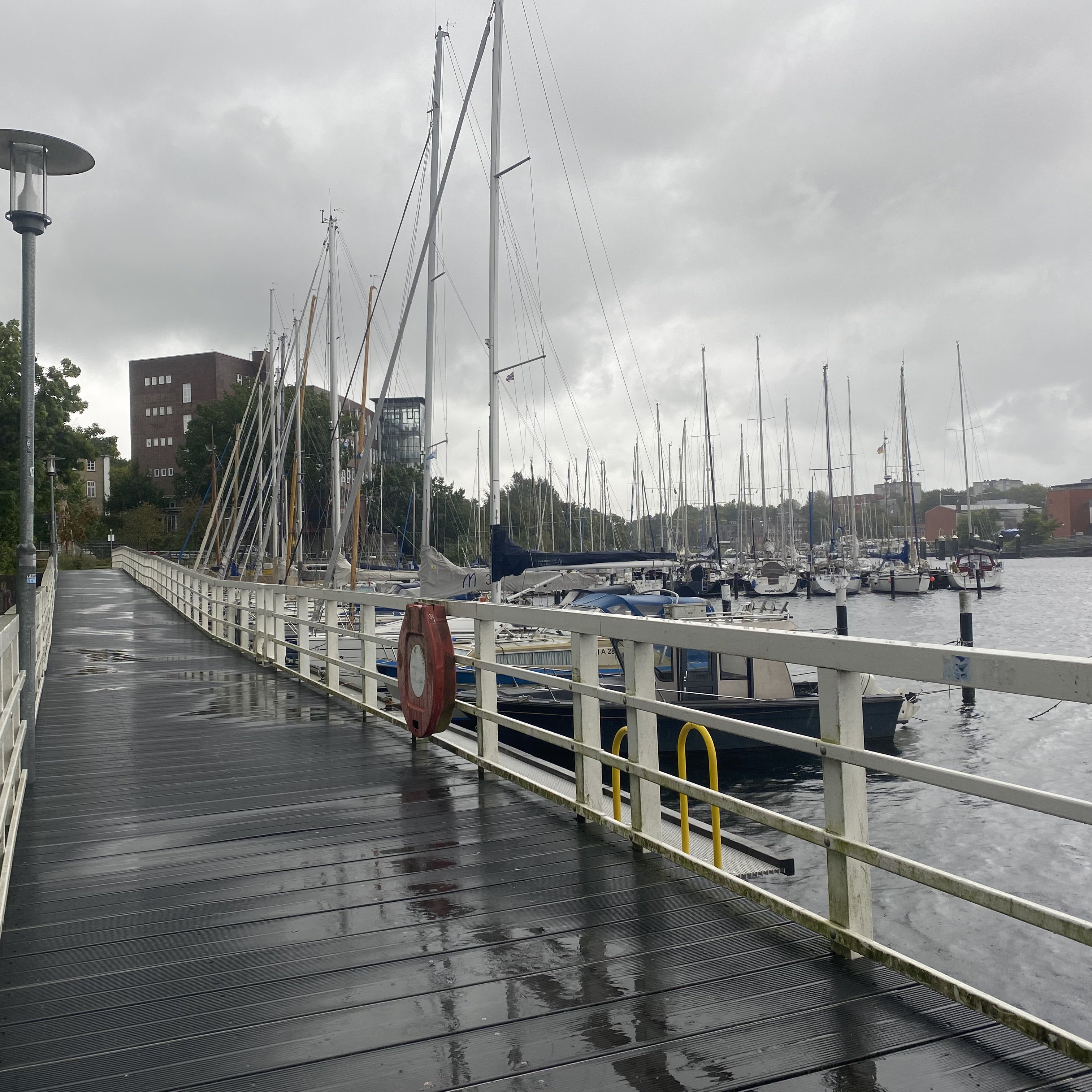 Weg am Wasser an der Mensa der FH Kiel mit Ausblick auf Segelsboote und das GEOMAR