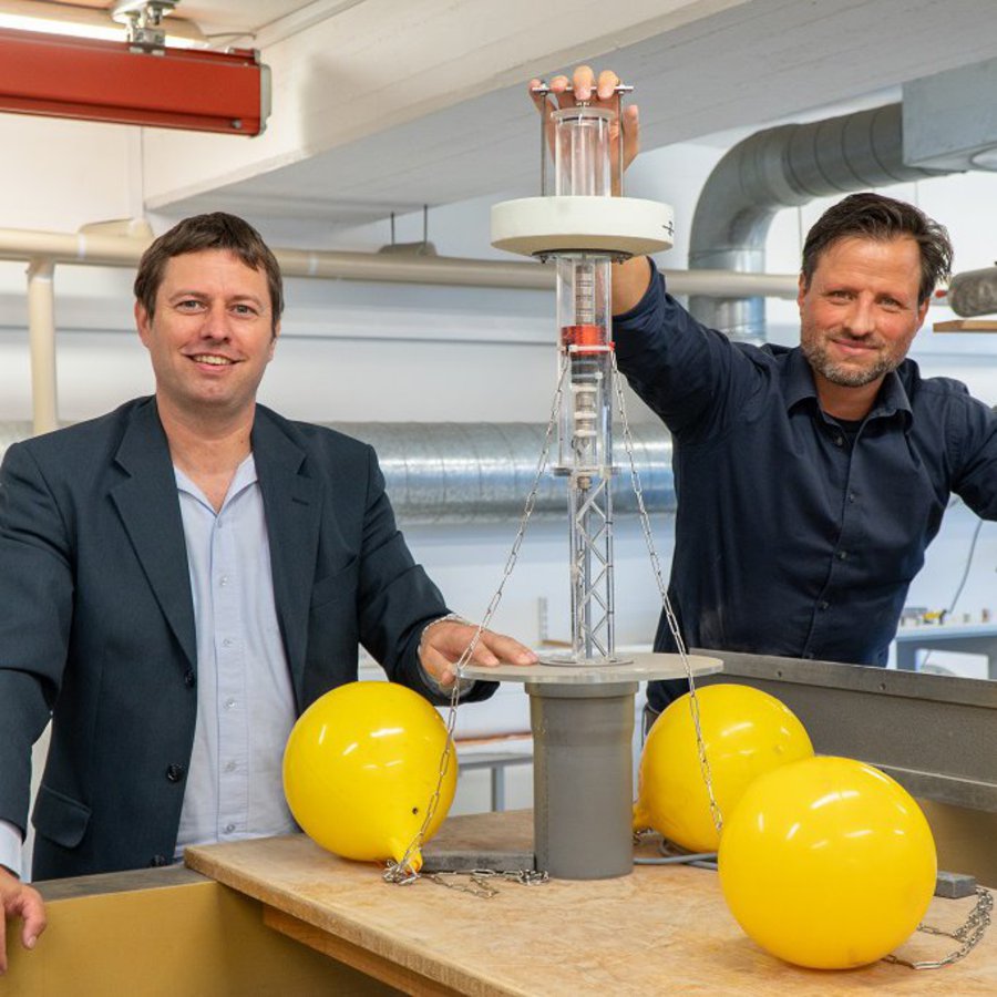 Prof. Dr.-Ing. Christian Keindorf (links) und Projektmitarbeiter Andreas Glaß mit ihrem Modell eines Wellenkraftwerks.