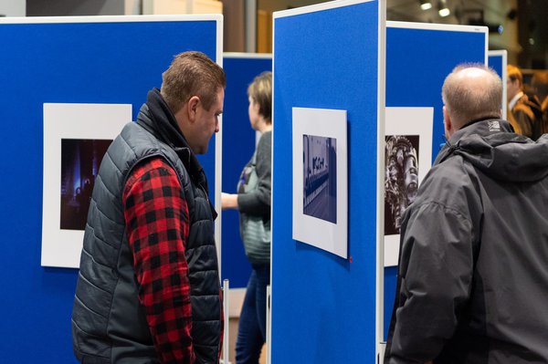 Zum Jubiläum haben die Igers Kiel die FH Kiel fotografisch in Szene gesetzt. Die schönsten 30 von insgesamt 158 Fotos werden im Audimax ausgestellt. Foto: Andreas Diekötter