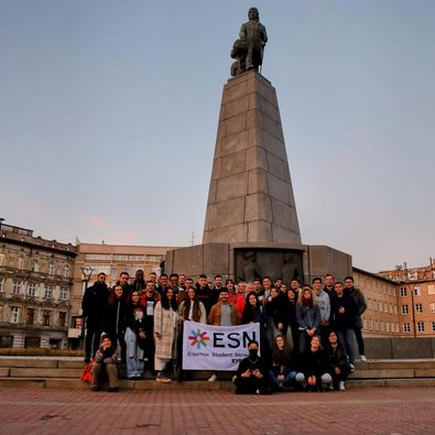 Die Erasmus Studierenden vor einem Denkmal