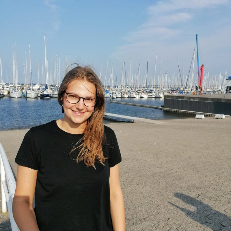 Für Jana Pohnke beginnt im September das Abenteuer Auslandssemester. Bis dahin genießt sie den Sommer in der Heimat: Hier am Olympiahafen in Schilksee. (Foto: privat)