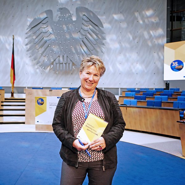 eine Frau im ehemaligen Bundestag im Bonn