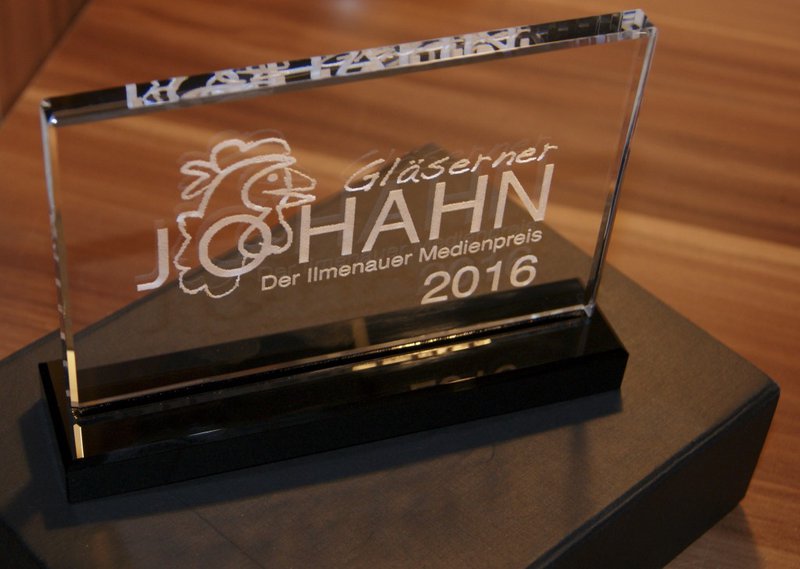 Ein "Gläserner Johahn", der Ilmenauer Medien Preis aus dem Jahr 2016.