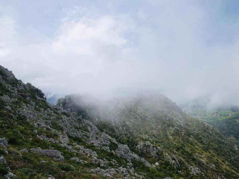 Nebelwolken welche Bergspitzen verdecken