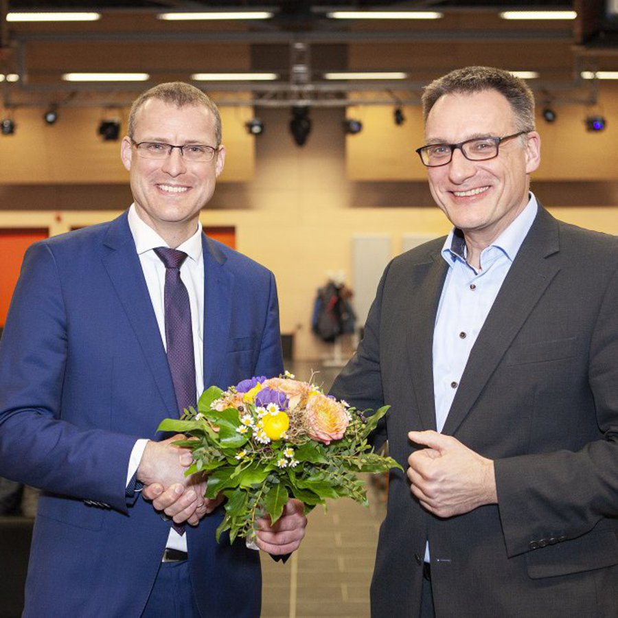 Senatspräsident Prof. Neumann (rechts) gratuliert dem künftigen Präsidenten der FH Kiel Professor Dr. Björn Christensen zur Wahl