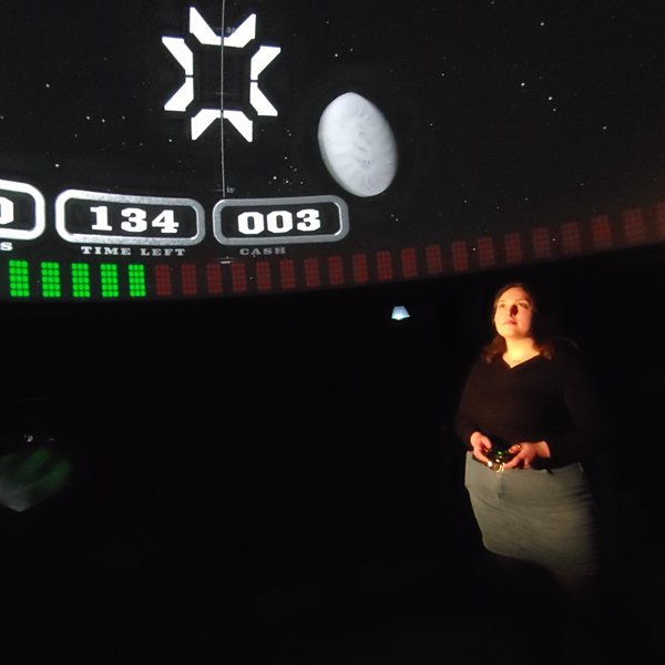 eine Frau im Planetarium