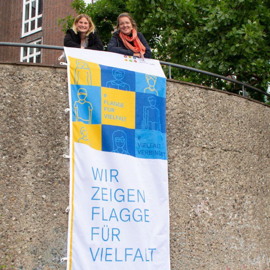 Zwei Frauen über einer Flagge
